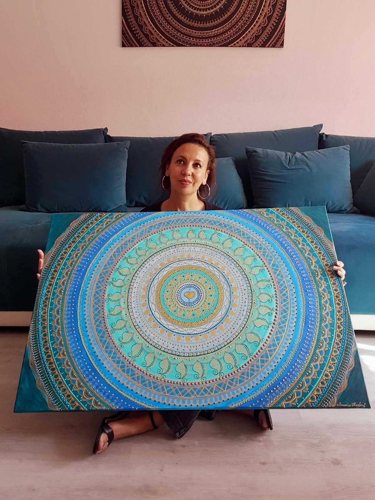 Frau mit einem großformatigen blau-türkisen Mandala