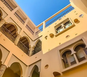 Innenhof und Himmel der Retreat-Unterkunft in Tamraght