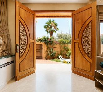 Geöffnete Türen mit Blick in den Garten der Villa Amroth