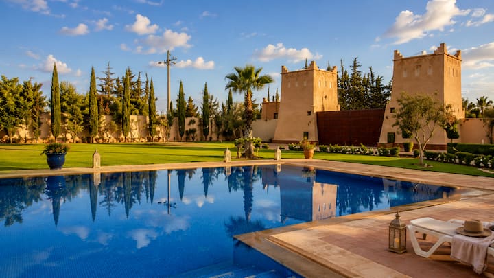 Ruhiger Pool und Garten der Retreat-Unterkunft bei Marrakech